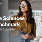 Zwei Frauen diskutieren über die Life Sciences Benchmark-Umfrage.