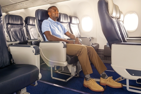 Hombre sentado en una cabina de avión vacía.