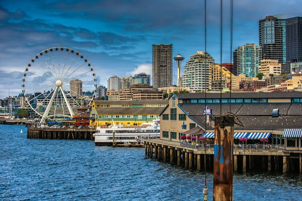 Paseo marítimo de Seattle con noria y skyline